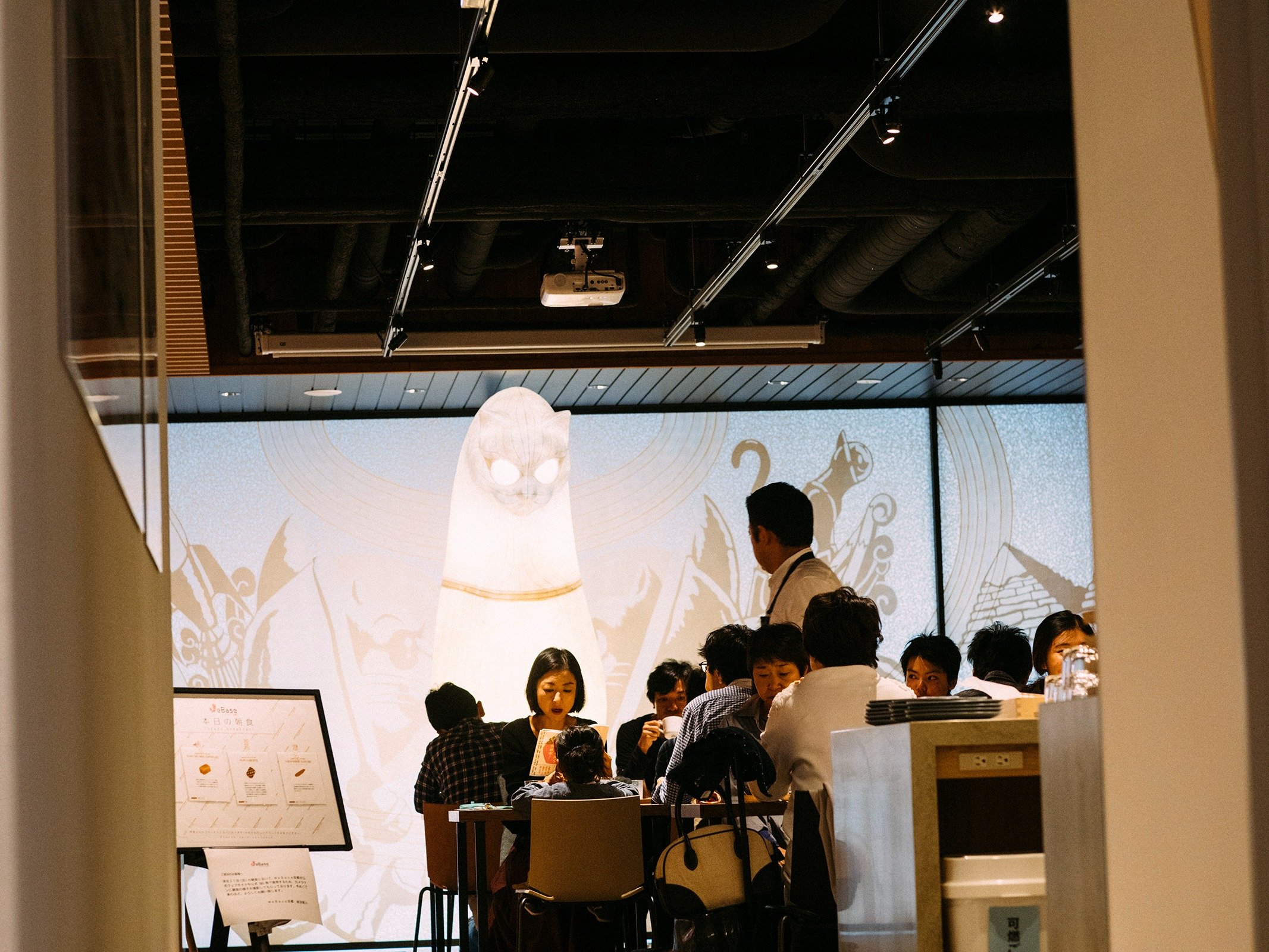 ���E���W