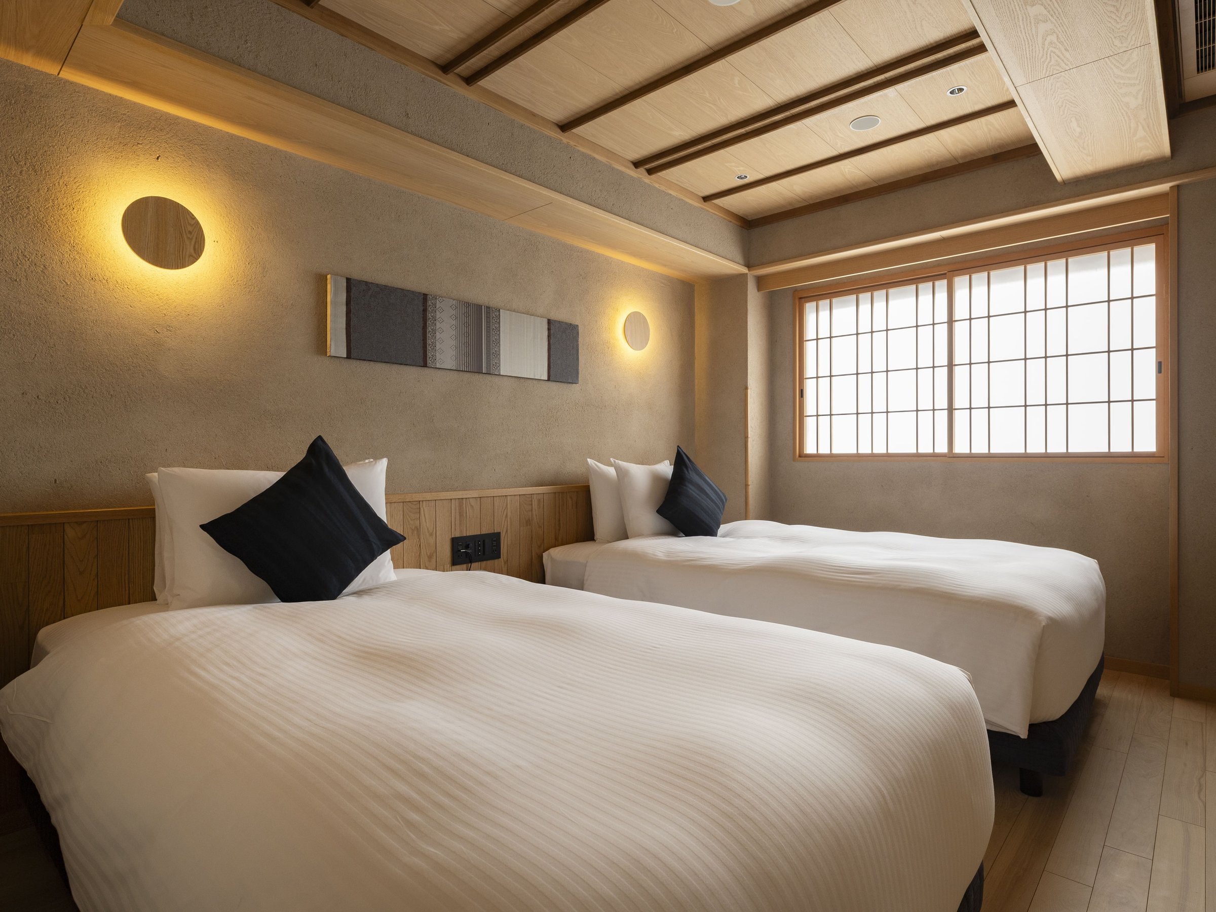 cC[@xbhi1,200~2,300j