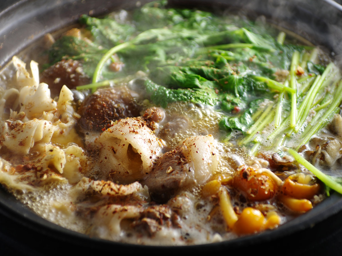 @【山椒ぼたん鍋】香り高い山椒がピリリっと効いて、味が締まります。数量限定の人気メニューです。