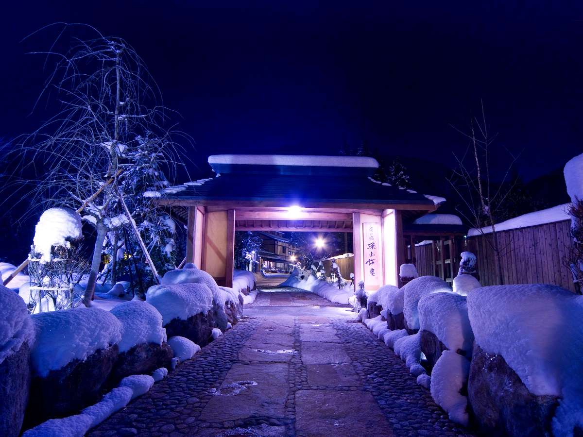 【外観:冬】北アルプスの山懐に佇む雪に覆われた静寂な湯宿。白銀の世界でお待ちしております。