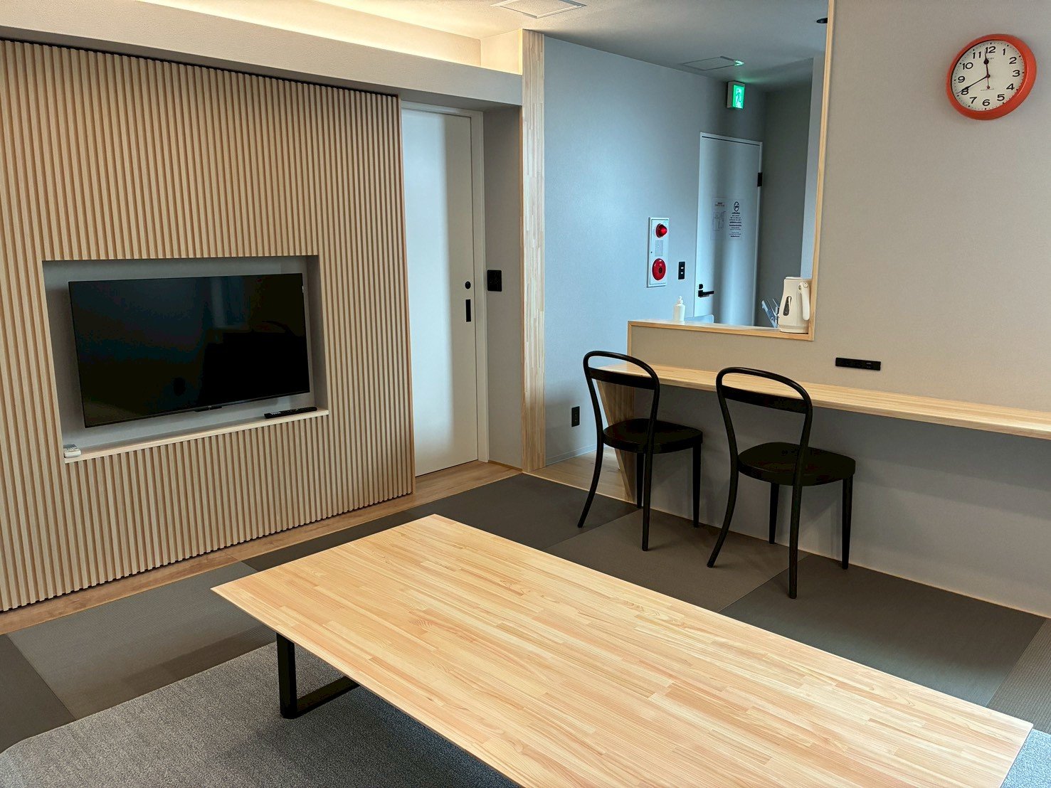 1�K�̃��r���O���[���ɂ͑傫�ȃe�[�u�����������܂��̂ŁA�݂Ȃ��܂ł������Ƃ����났���������܂��B