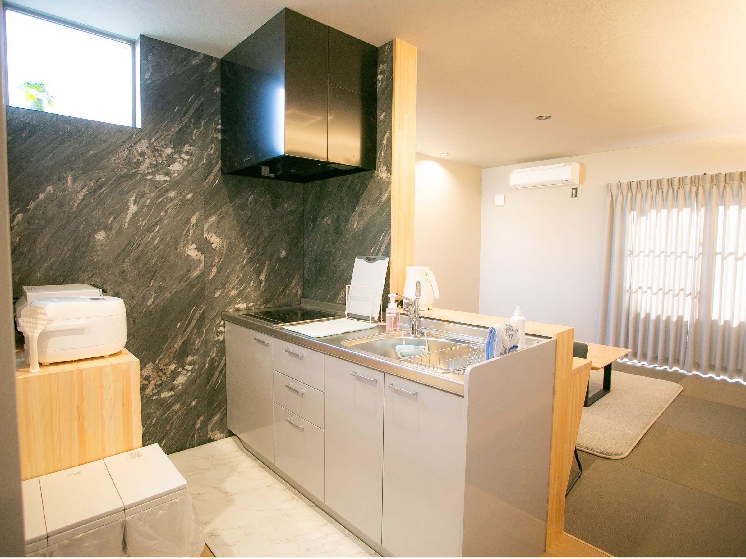 �J�E���^�[�L�b�`���ő��̂��q�l�Ɖ�b�����Ȃ��炨�����ł��܂��B2��IH�R����������A�������\�ł��B