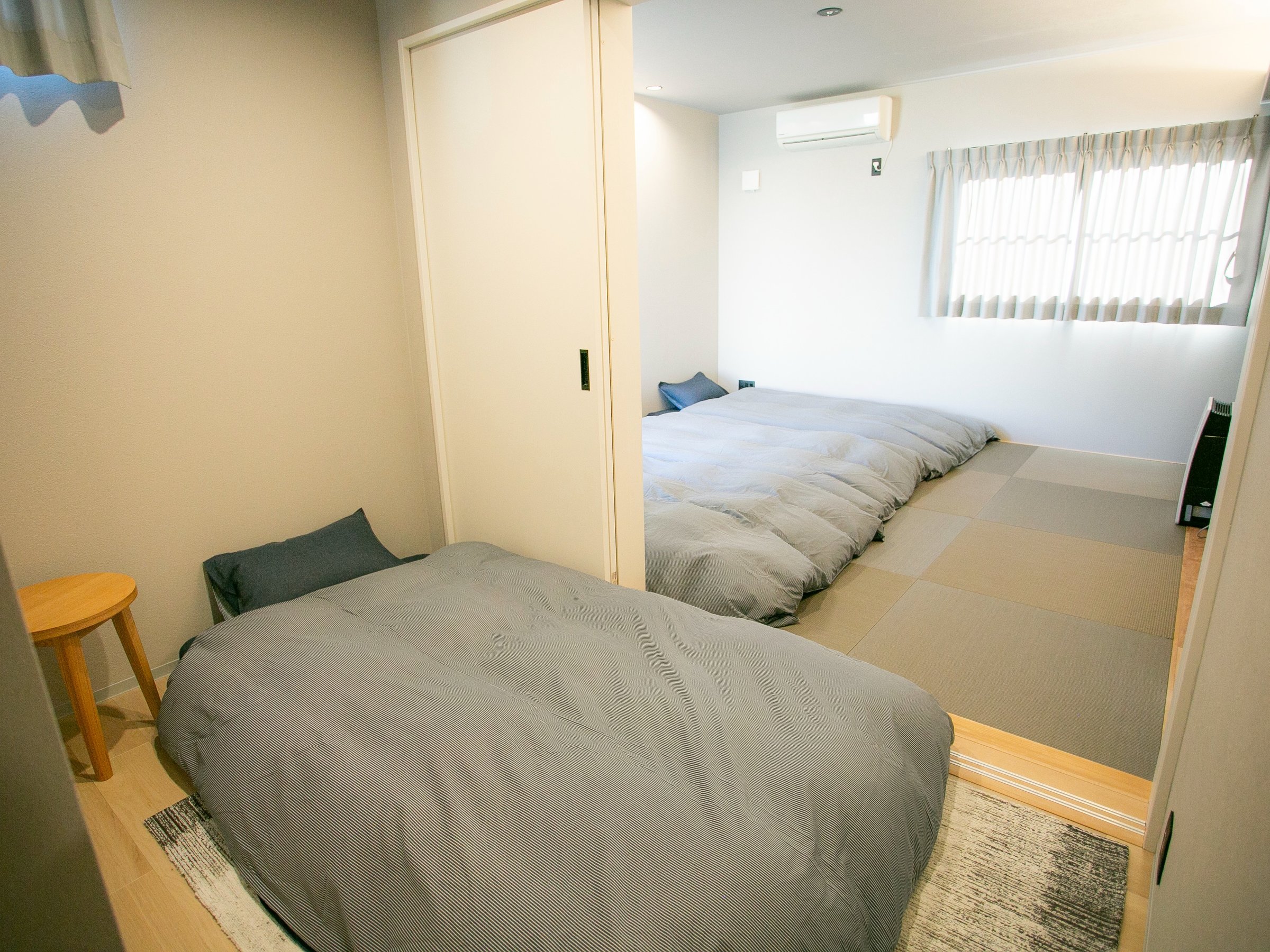 2�K�̐Q���͍��v4���̃V���O���z�c�ōő�4���l�܂ł����p���������܂��B