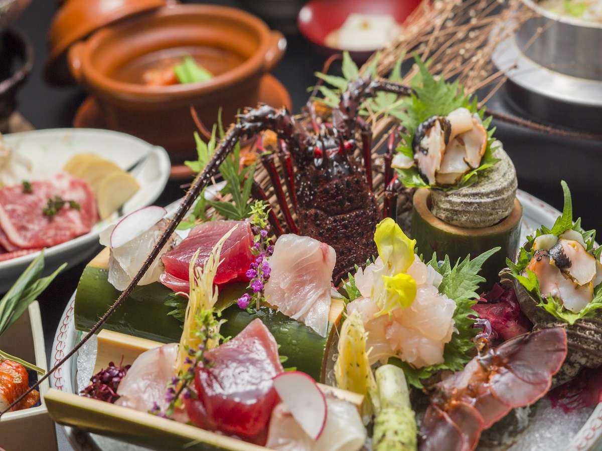 メインは旬のお造り、季節の魚介類を堪能。「美食会席」には伊勢海老付き(*6/1〜8/20まで「鮑」メイン)