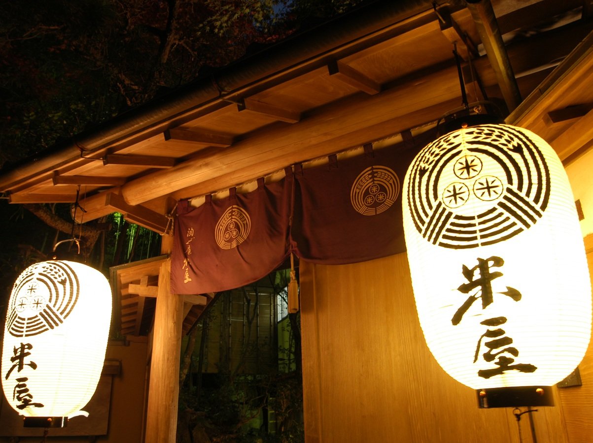 【米屋の正門】昼は精悍に、夜は幻想的に佇む…。そこには日常から離れた別世界が広がる。