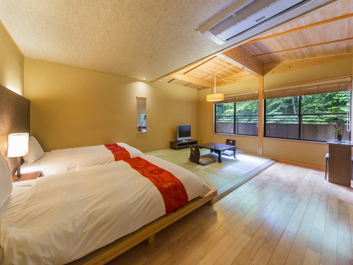 別邸「清川・優月・緑山」、かけ流し半露天風呂(画像は「清川」)