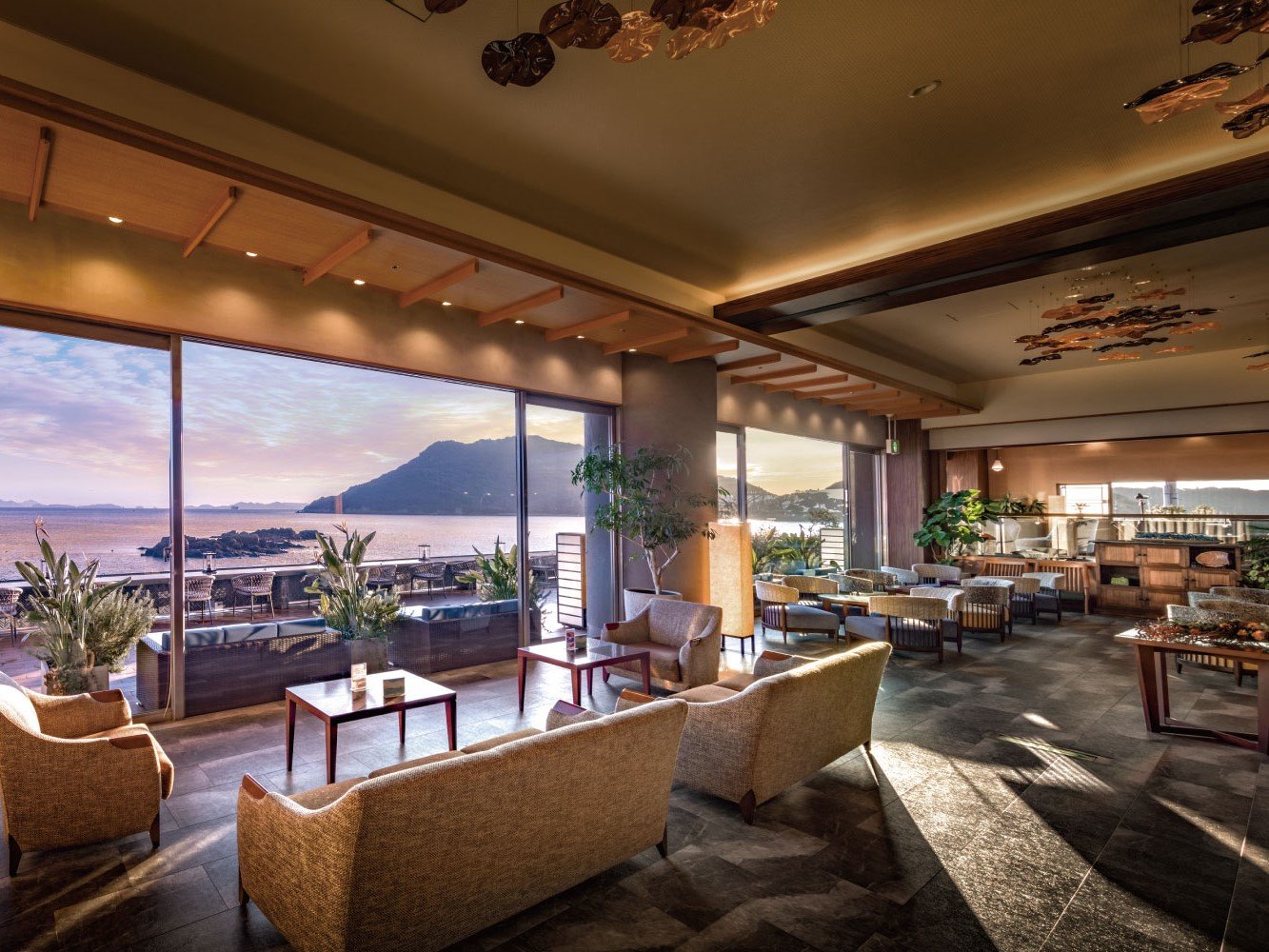 270�x�̃����h�X�P�[�v ���₩�Ȑ��˓��̑����]�ރe���X