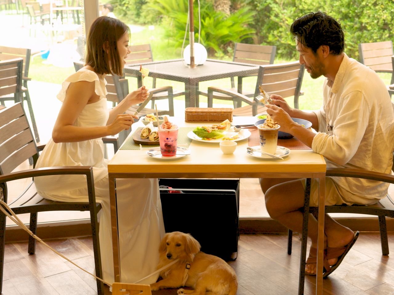下田プリンスホテルのTwo Tails cafeで食事をする夫婦と愛犬