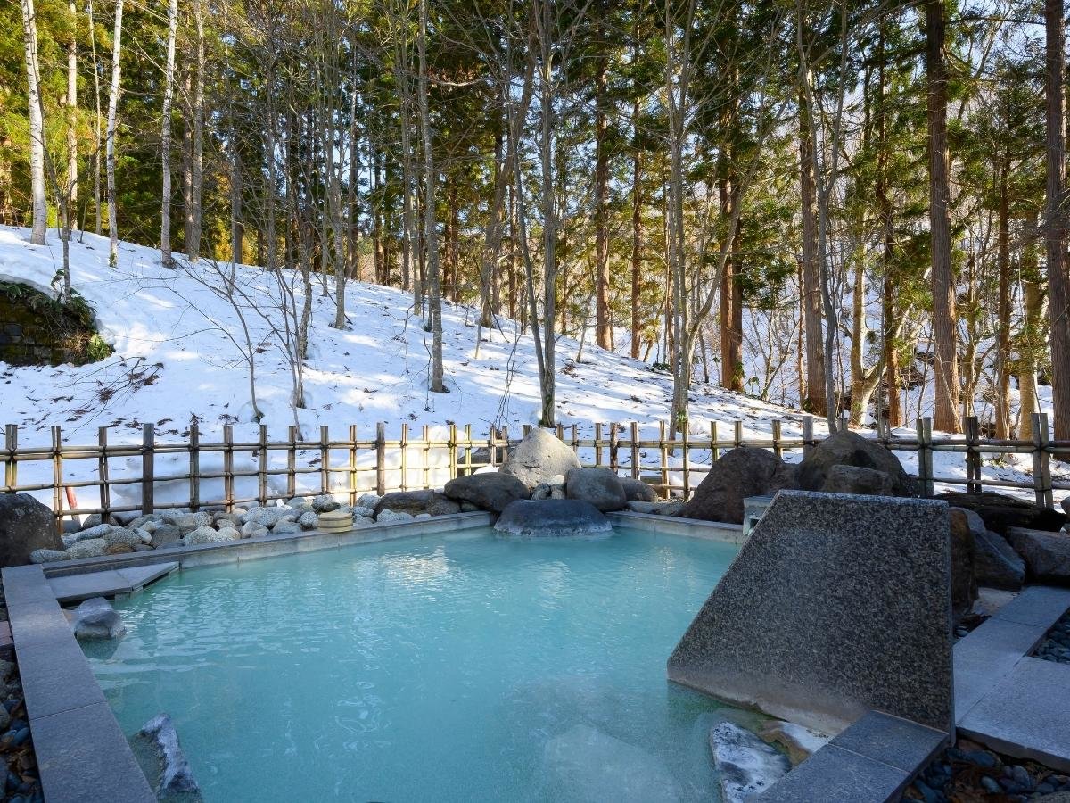 蔵王の風薫る露天風呂で木々や木立を眺めながら爽やかな風を体感ください。