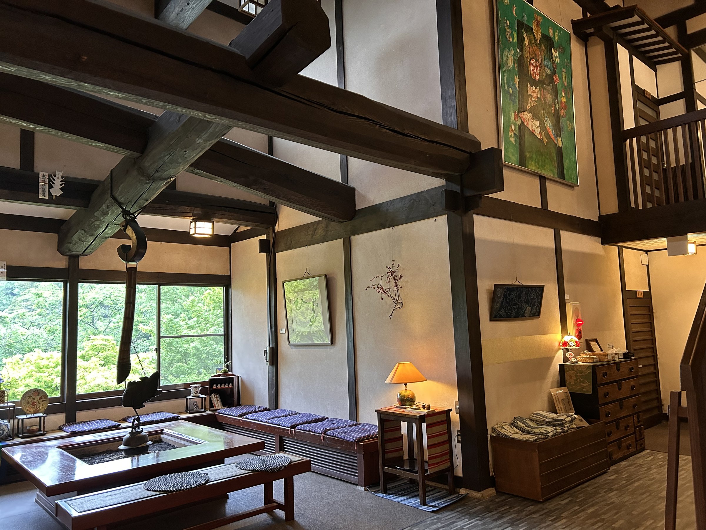 �͘F���̂��郍�r�[