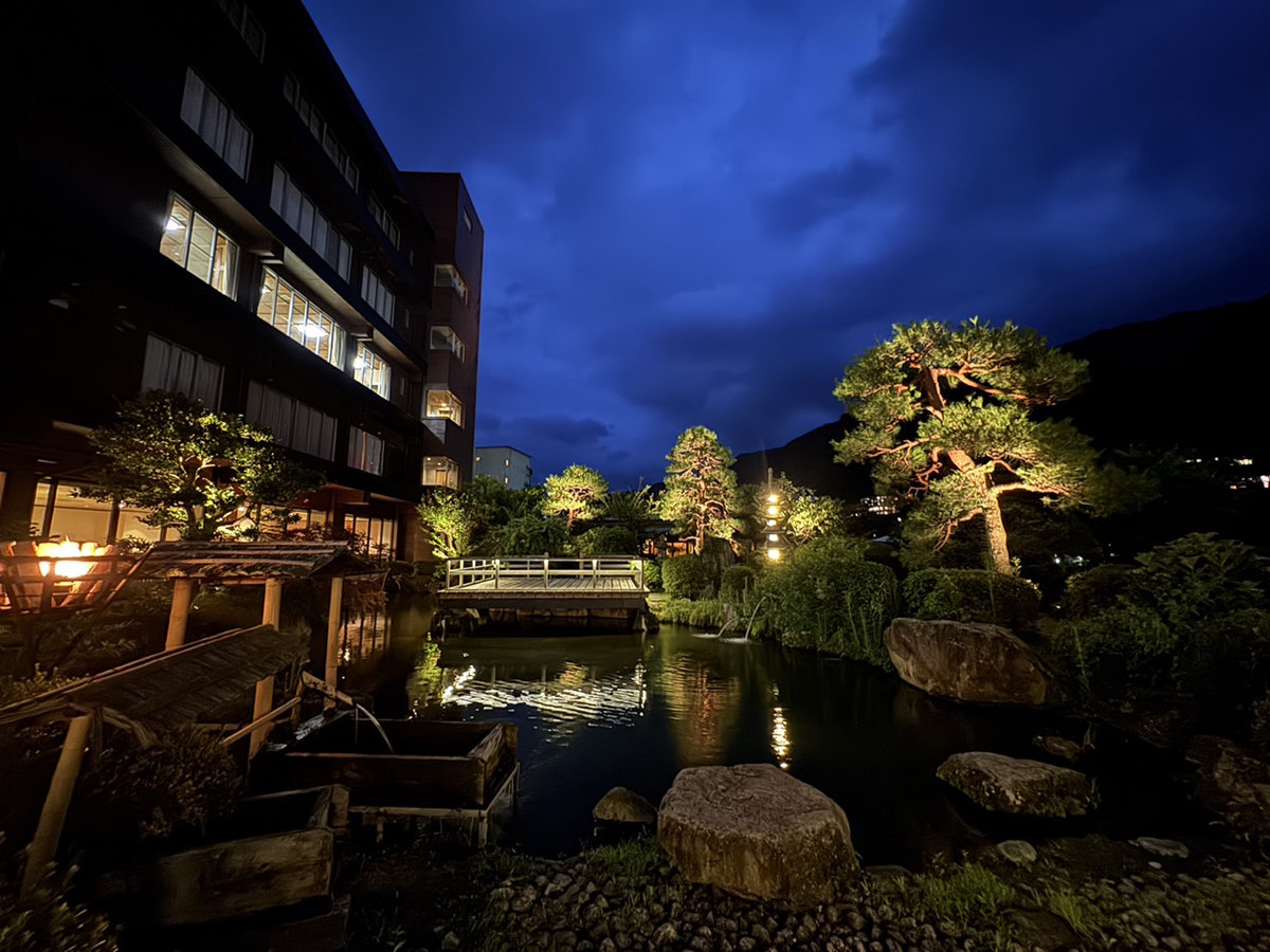 �y�뉀���C�g�A�b�v�z���Ƃ͈Ⴄ�؁X�̐_��I�ȋ�Ԃ����o�v���܂��B����U��ց�