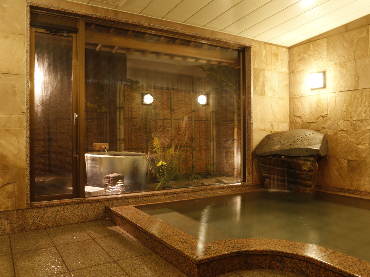 *�y�{�ُ����z�ǖʂ̓C���h����A�����E���͌�e�΂̑嗁��œ��{�O���l�̓��������\���������܂��B