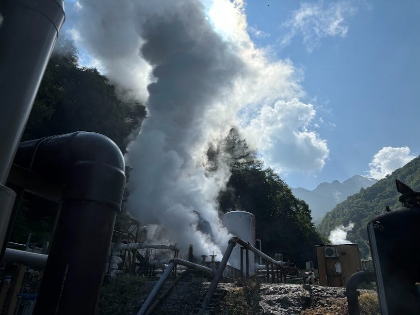 �����̖L�x�Ȍ���̏��C�𗘗p�����A�����n�M���d��