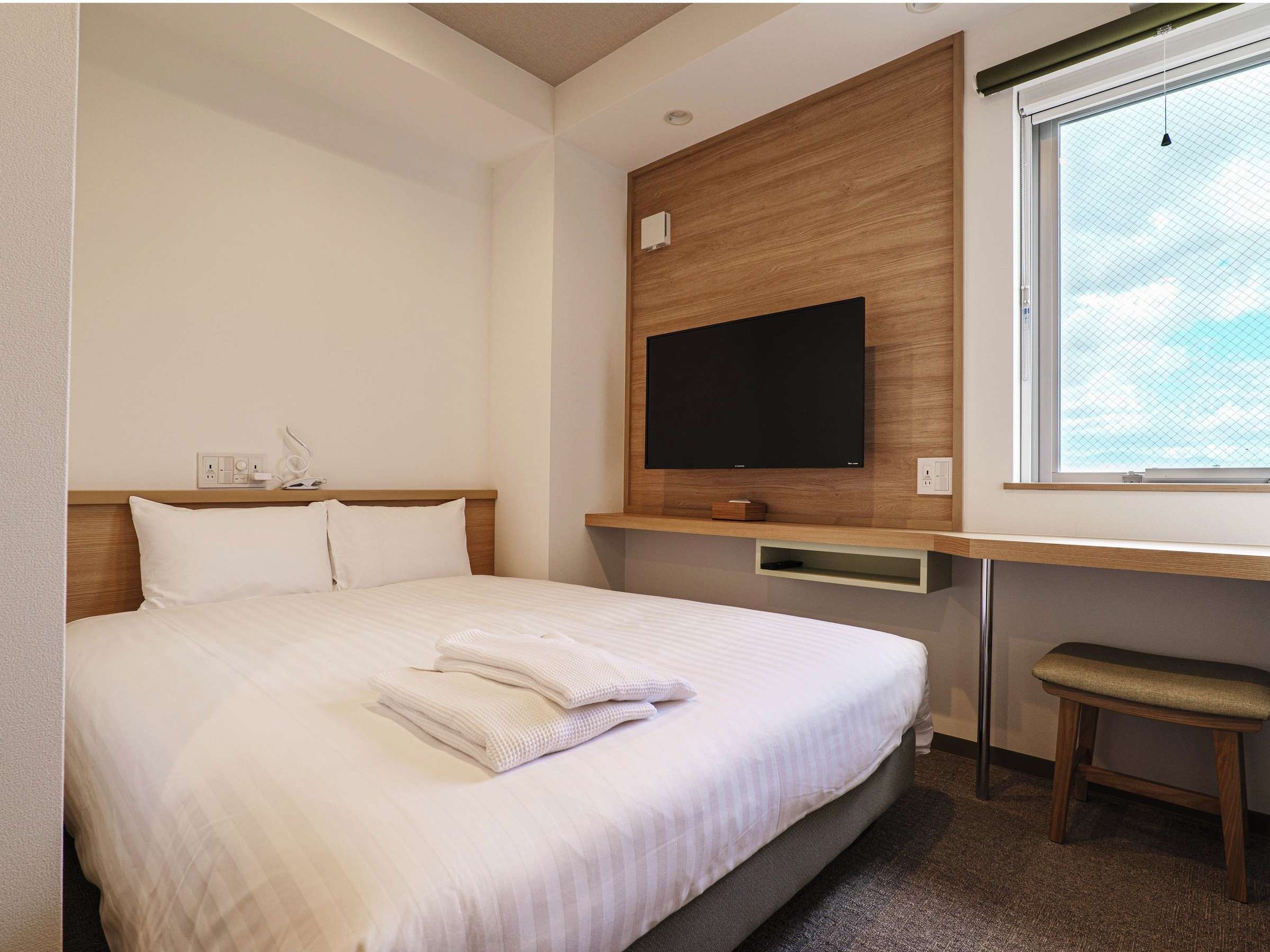 ベッド横にはテレビがございます。