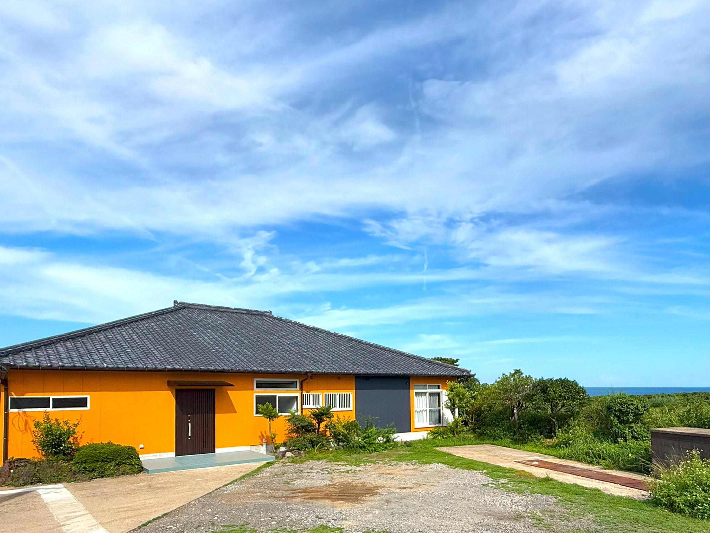 �ܓ��̐���ɉf����A�N�₩�ȃI�����W�ǂ̊O�ρB����O�֏o��Όܓ��̐��C��]�ނ��Ƃ��ł��܂��B