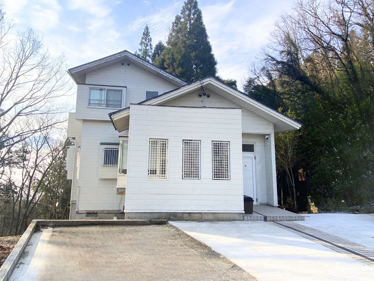 ���R�Ɉ͂܂ꂽ����t���ݕʑ��̊O��