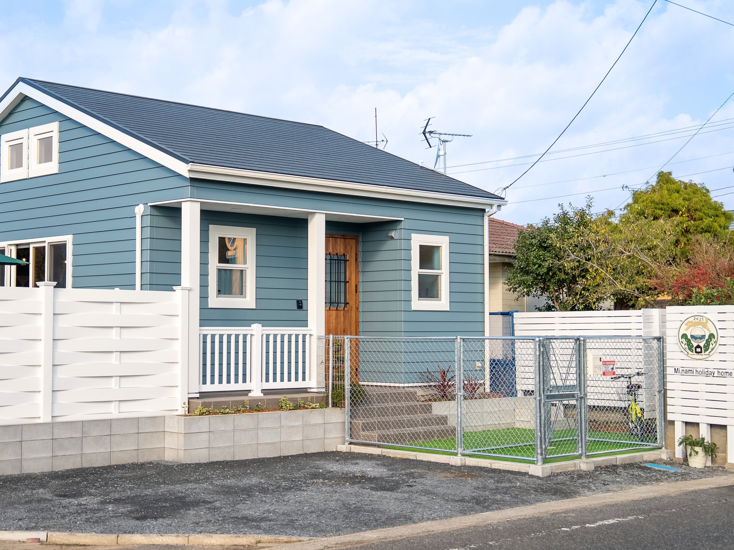 �u�₩�Ȑ��F�Ɛ��������锒�ŊC�����̉Ƃ��C���[�W�����O�ςł��B