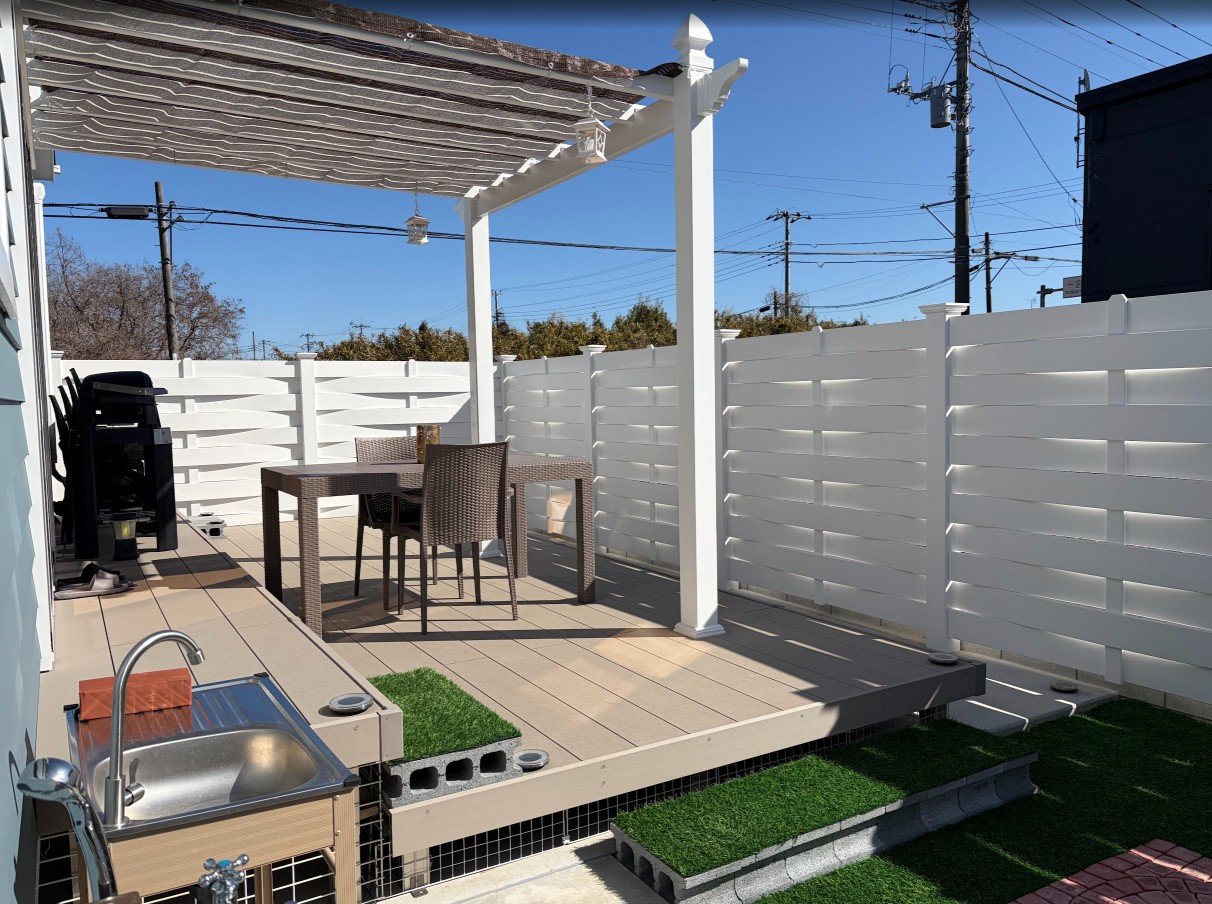 �o�[�x�L���[���ł���e���X�ƃ~�j�L�b�`��������܂��B