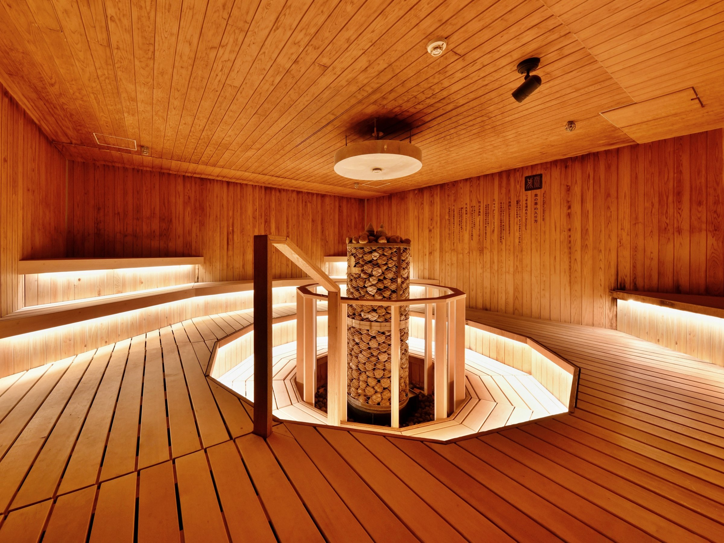 �y�T�E�i ���̏��^�T�[�N���T�E�i���z�����I��3�i�̃T�[�N���T�E�i�B���E�����̏��C�ɕ�ݍ��܂��