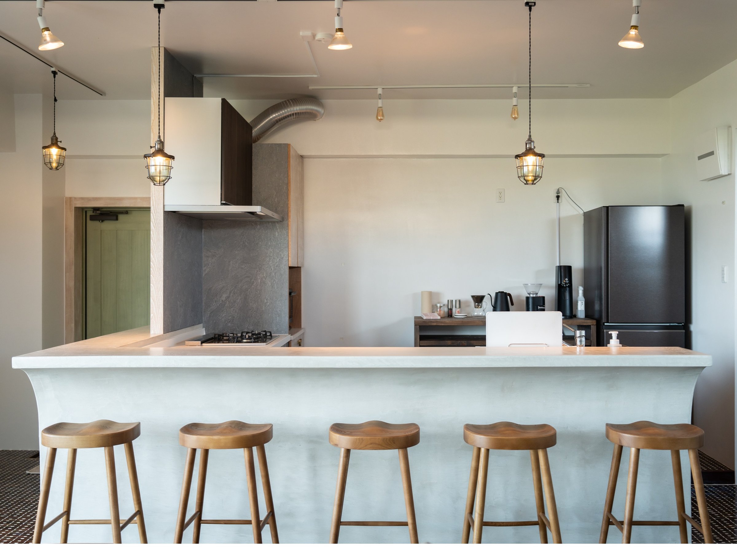 �����ɂ̓J�E���^�[�e�[�u��������A��������l���A�H�ׂ�l����ɂȂ���ԁB