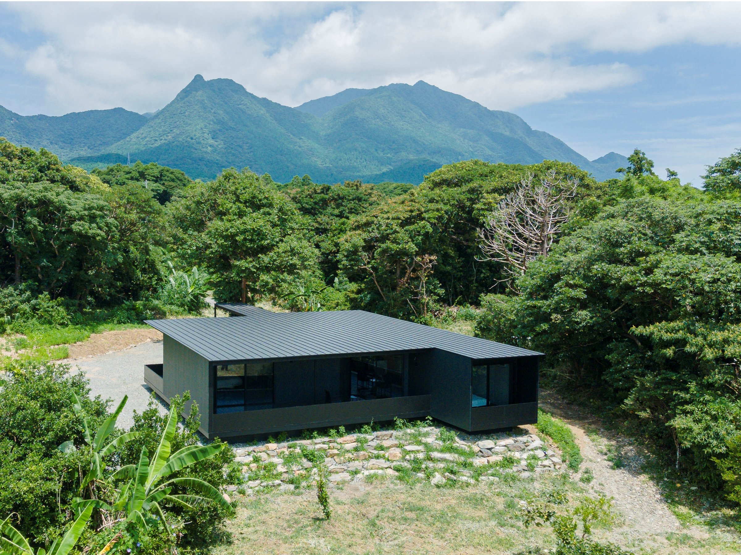 v̎R̒Ɍ꓏݂̃fUCi[YzełB