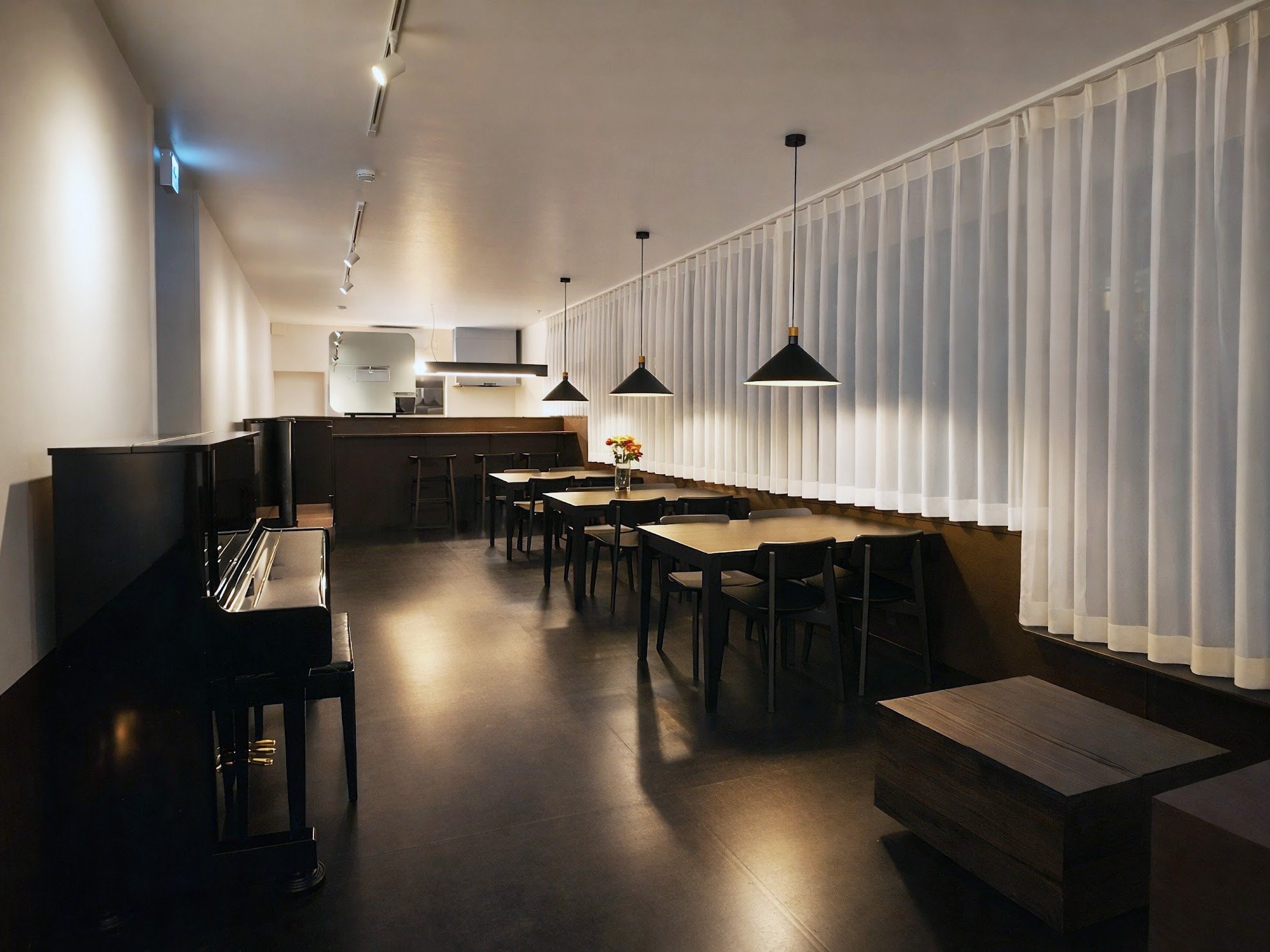 ���L���E���W