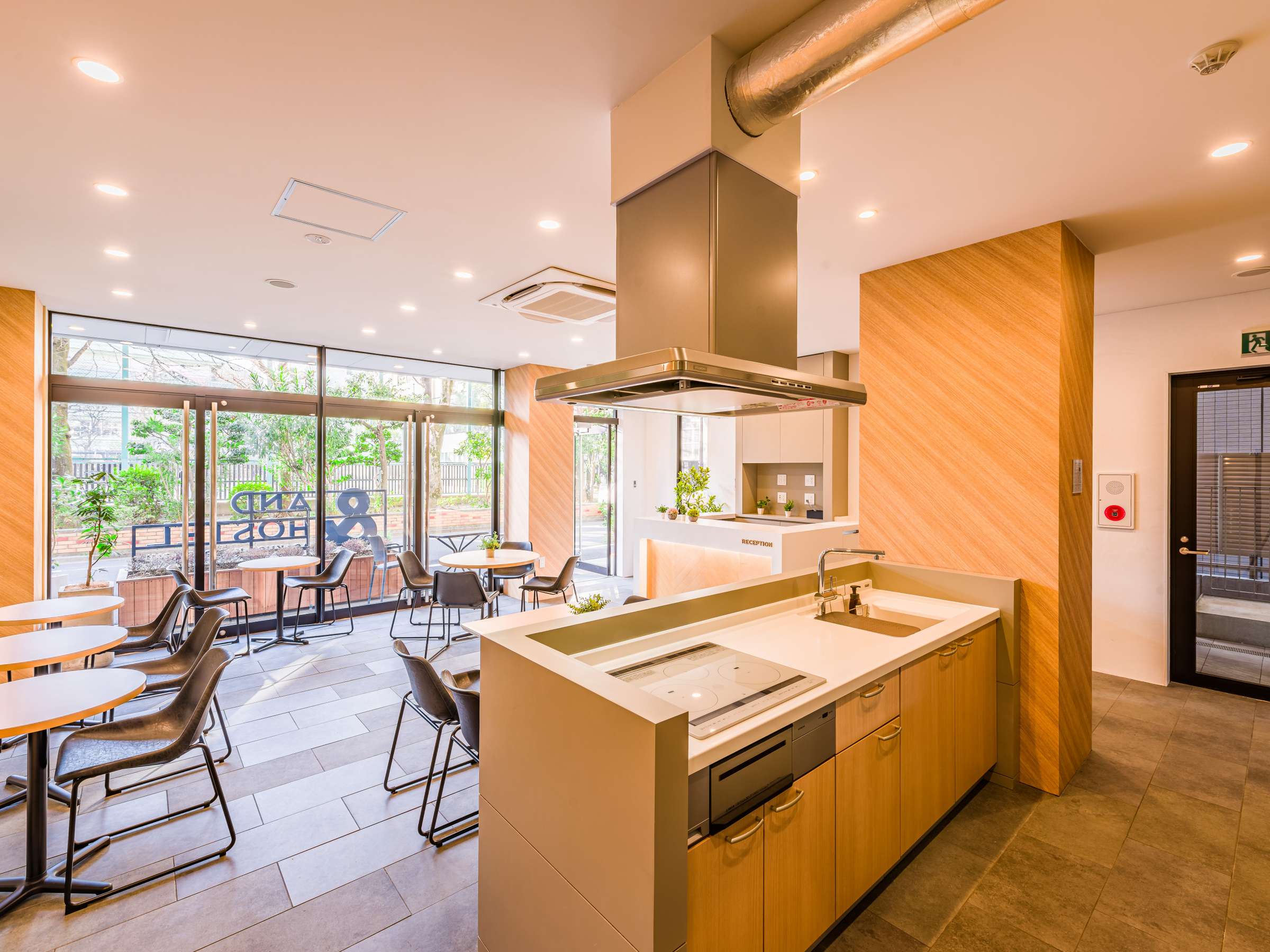 ���E���W