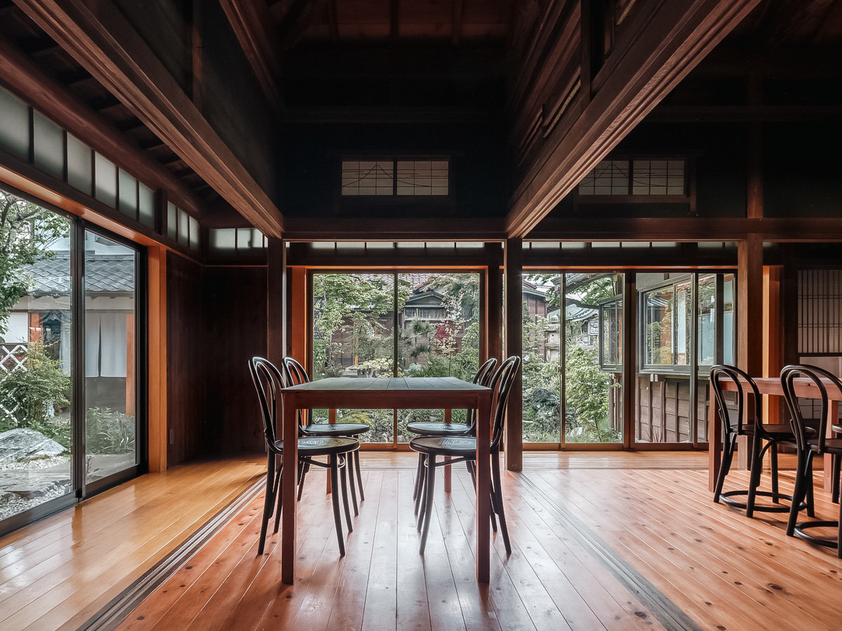 �鉺���̊ԁ@�H���G���A