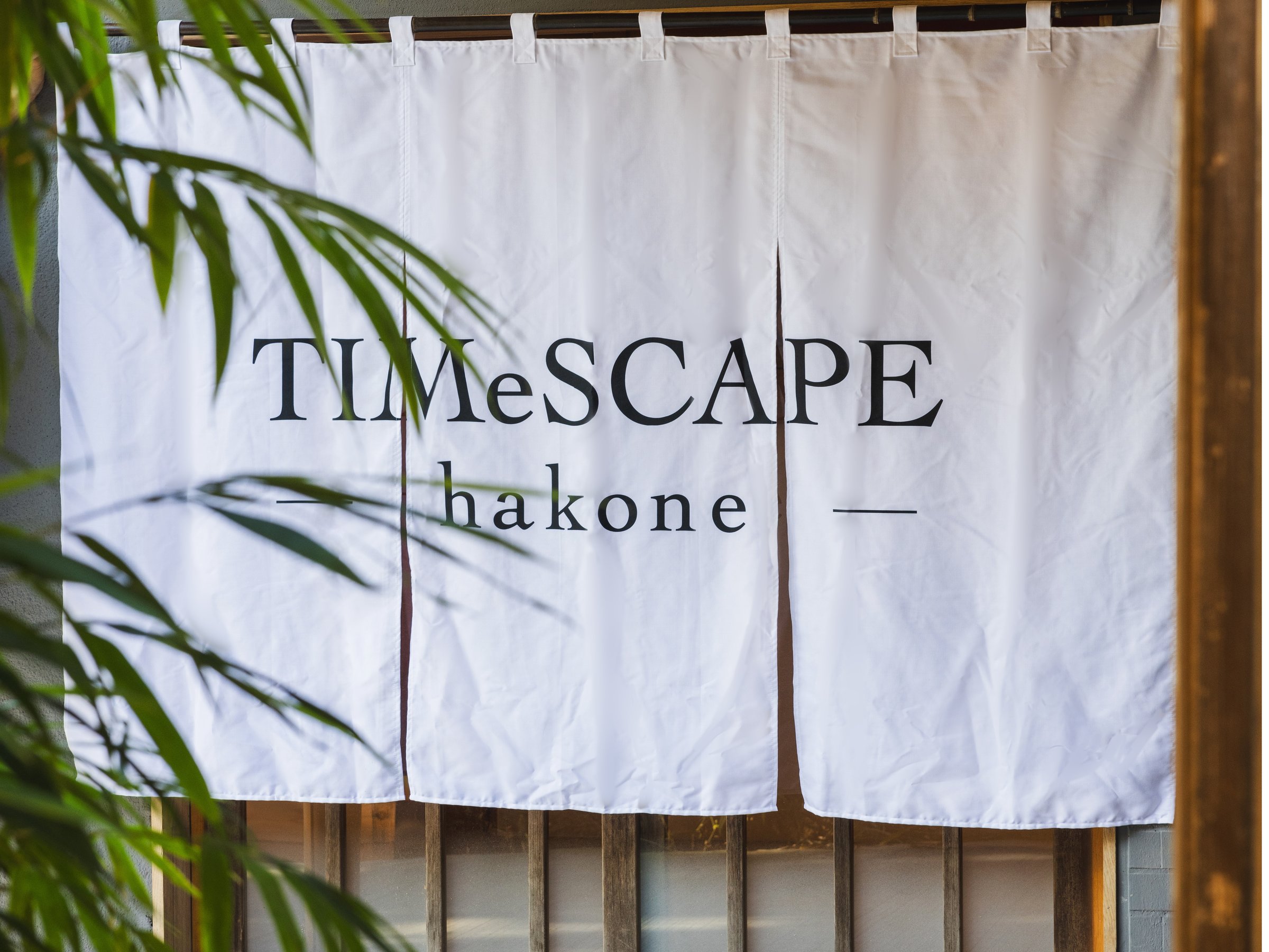 �wTIMeSCAPE�x�́ATIME�i���ԁj��SCAPE�i���i�j�����āAESCAPE�i����j��Z�����������t�ł��B