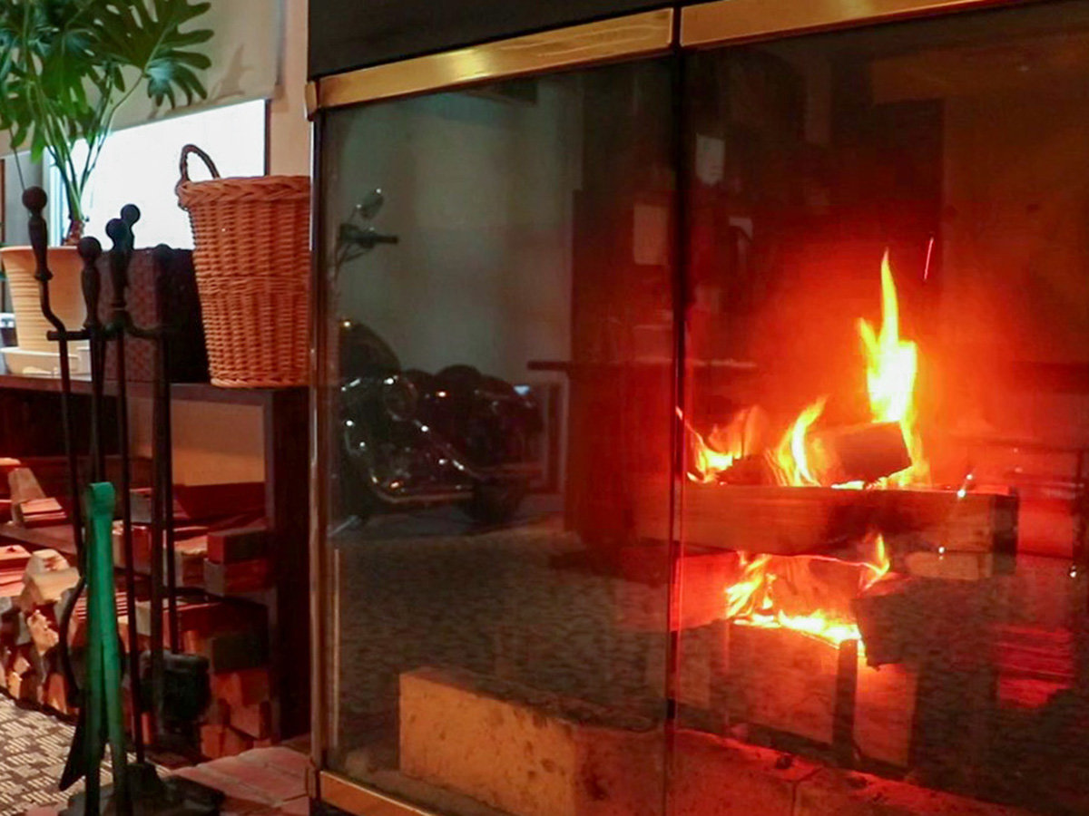 _CjOXy[X@gFɉ΂̓邵ƂƂ~̌e̎ԂB