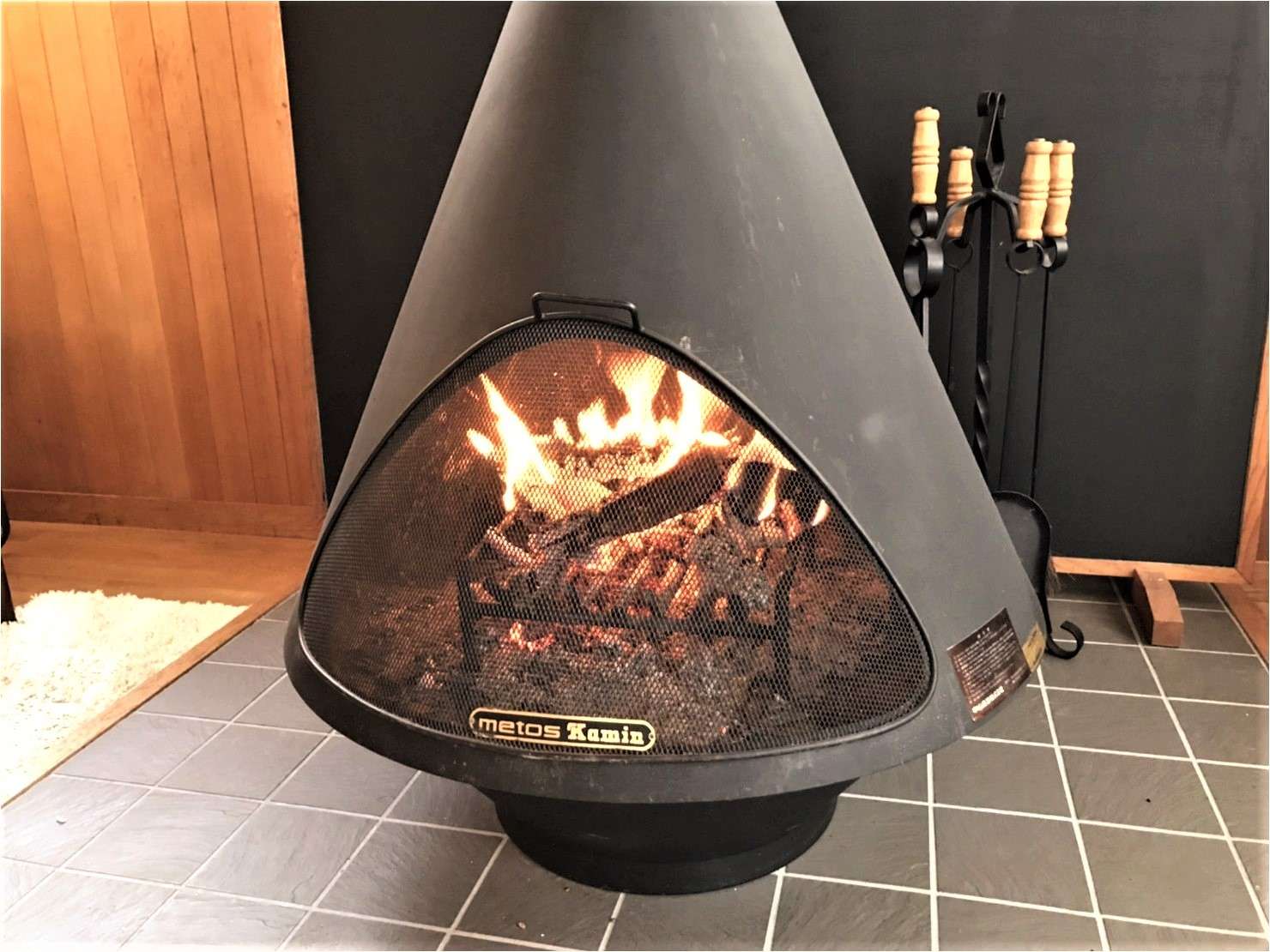 ���r���O�̒��S�ɂ͐d�X�g�[�u������܂��B���z�I�ȉ΂̗h��߂������̊����������B