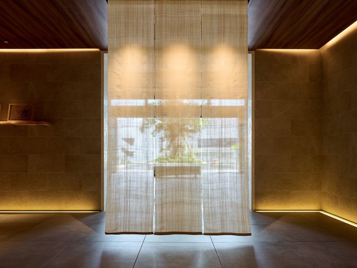 7F�ŃQ�X�g���}����͔̂m�ԕz�̃X�N���[���ƁA���̐�Ɍ����问���A�J�M�̃x���`�ƃK�W���}���B