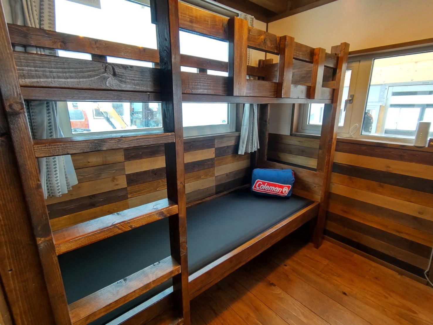 �Q�i�x�b�h�B�Q��̓L�����v�p�̃C���t���[�^�u���}�b�g�{�Q�܁B������