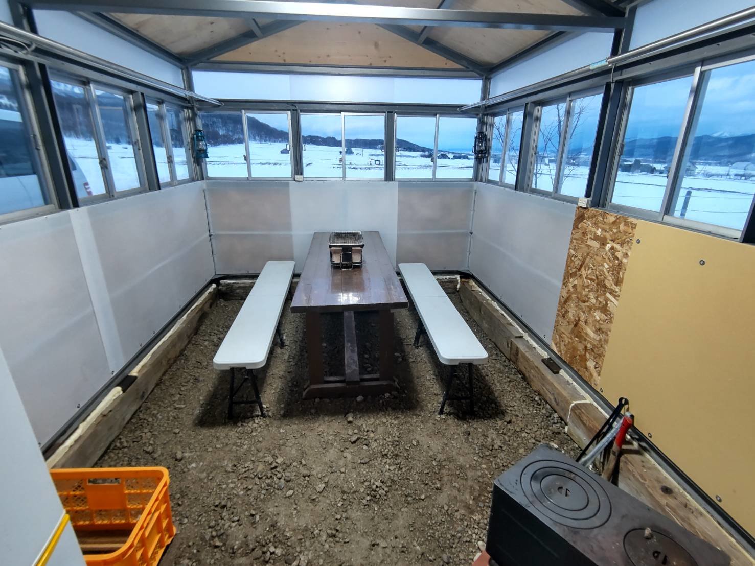 ��̓��ł����p�\��BBQ�n�E�X�B�d�X�g�[�u��ݒu���Ă���̂Œg�����y���߂܂�