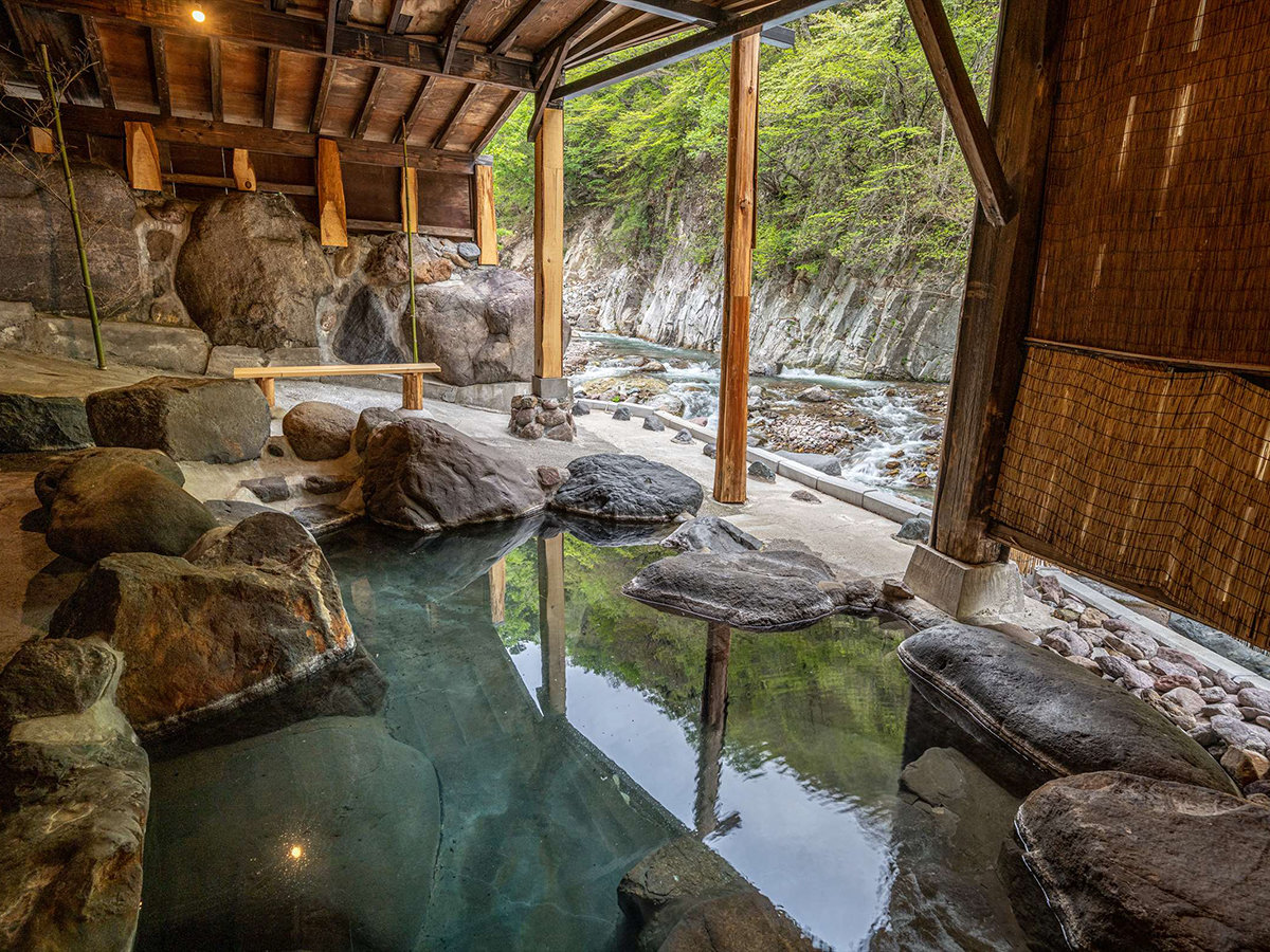 �m�I�V���C�n�������̑厩�R�ƌk�J���Ɉ͂܂ꂽ�铒�w�얓����x�ŐÎ�Ɩ����ɖ������ЂƂƂ���