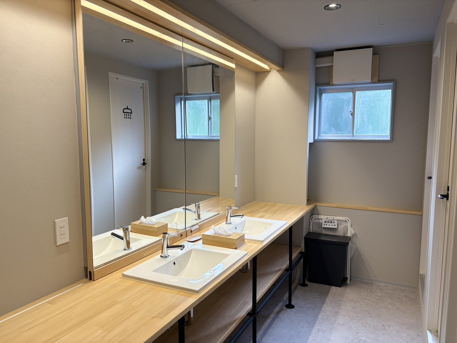 ���ʁE�V�����[���E�g�C���B�傫�ȋ��͈ړ����B�J����Ƒ����疾�邢���������~�蒍���܂��B