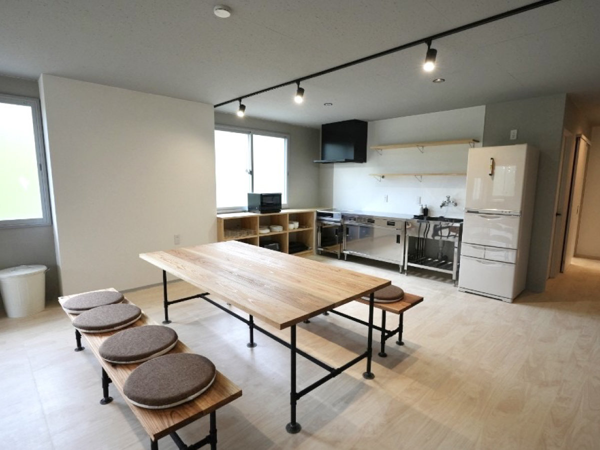 �ƂĂ��L��LDK�ł��B�قƂ�ǂ̉Ɠd��H�킪�����Ă���̂ŁA���������y���݂��������܂��B