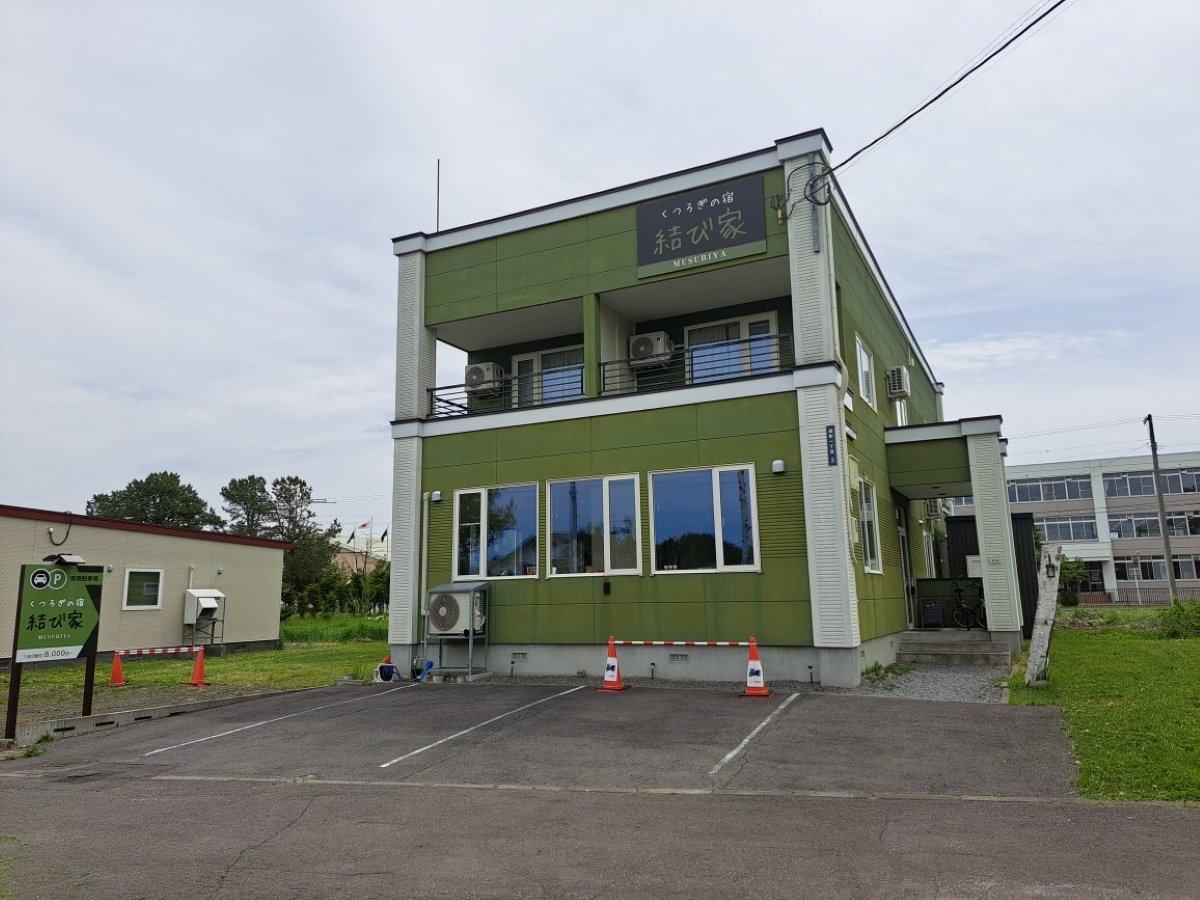 ���l�w���k��10���BJR�x�ǖ���̐��H�����Ɉʒu���Ă���܂��B