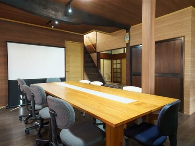 �_�C�j���O���[���͒��Ԃ͉�c���Ƃ��ė��p�\�B��͗[�H�̏�Ƃ��Ă����k���������B