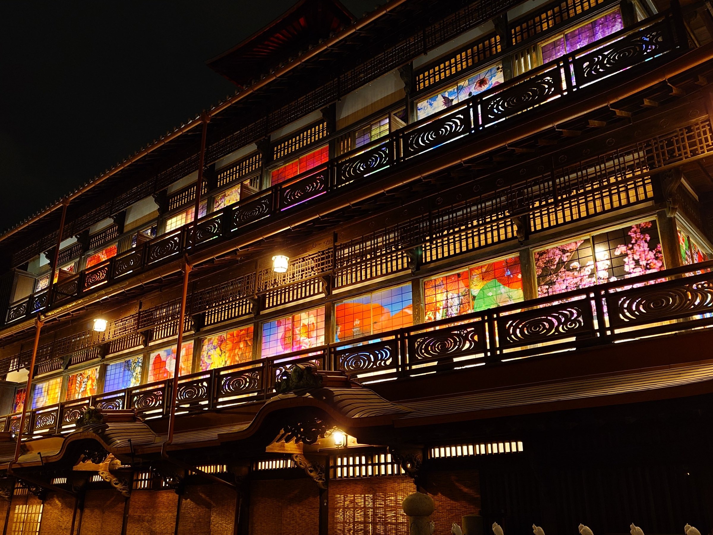 ���ق���k��1���̓��㉷��{�قɂ�吐���Ԃ���̃A�[�g�����y���݂����������k���̓��㉷��{�ق̗l�q