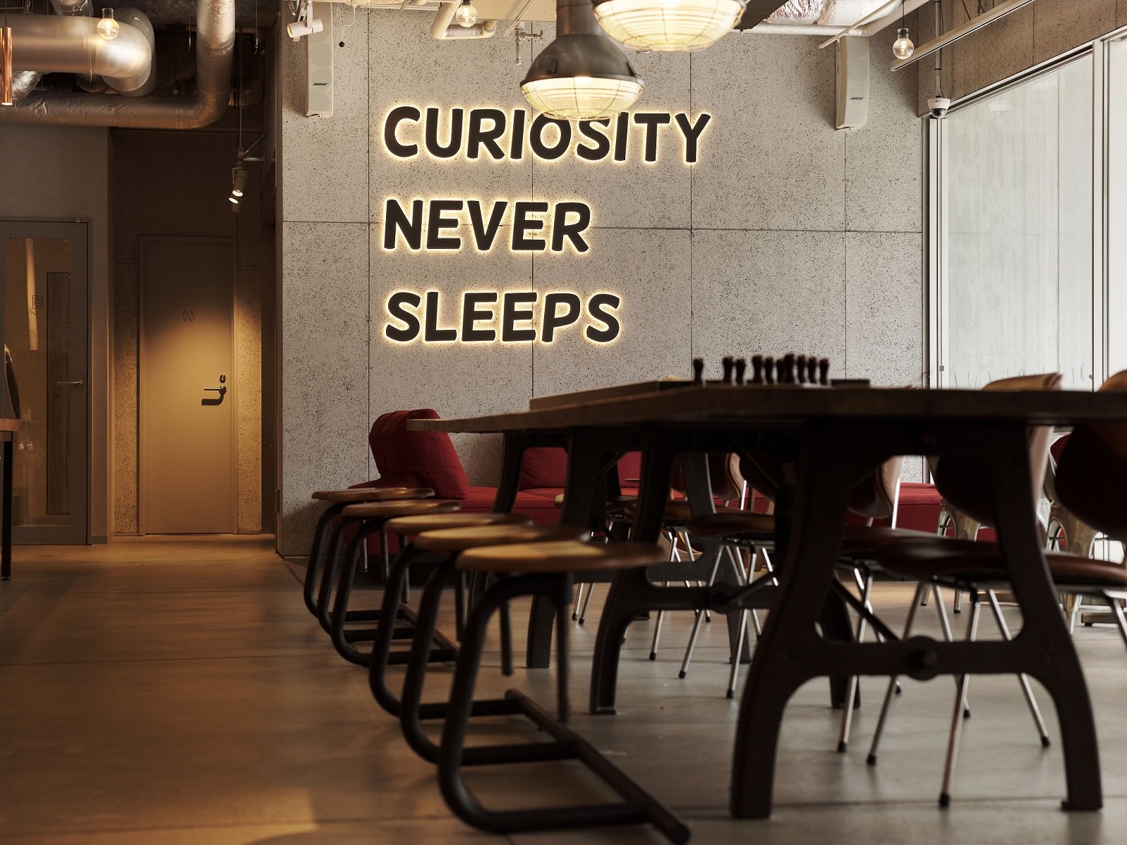 ���E���W�b�uCURIOSITY NEVER SLEEPS�v�̃l�I�����f����A�V�ѐS���郉�E���W