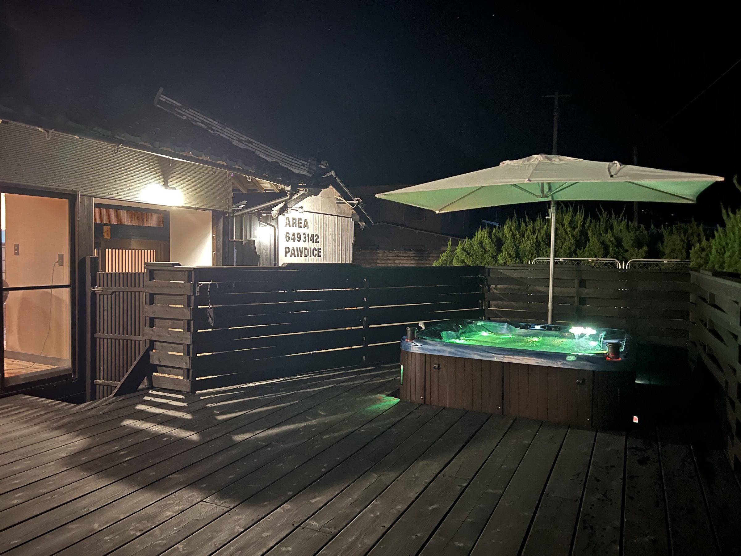 ���F�����l�����Ĕz������Ă���A�v���C�x�[�g���������^�W���O�W�[�B