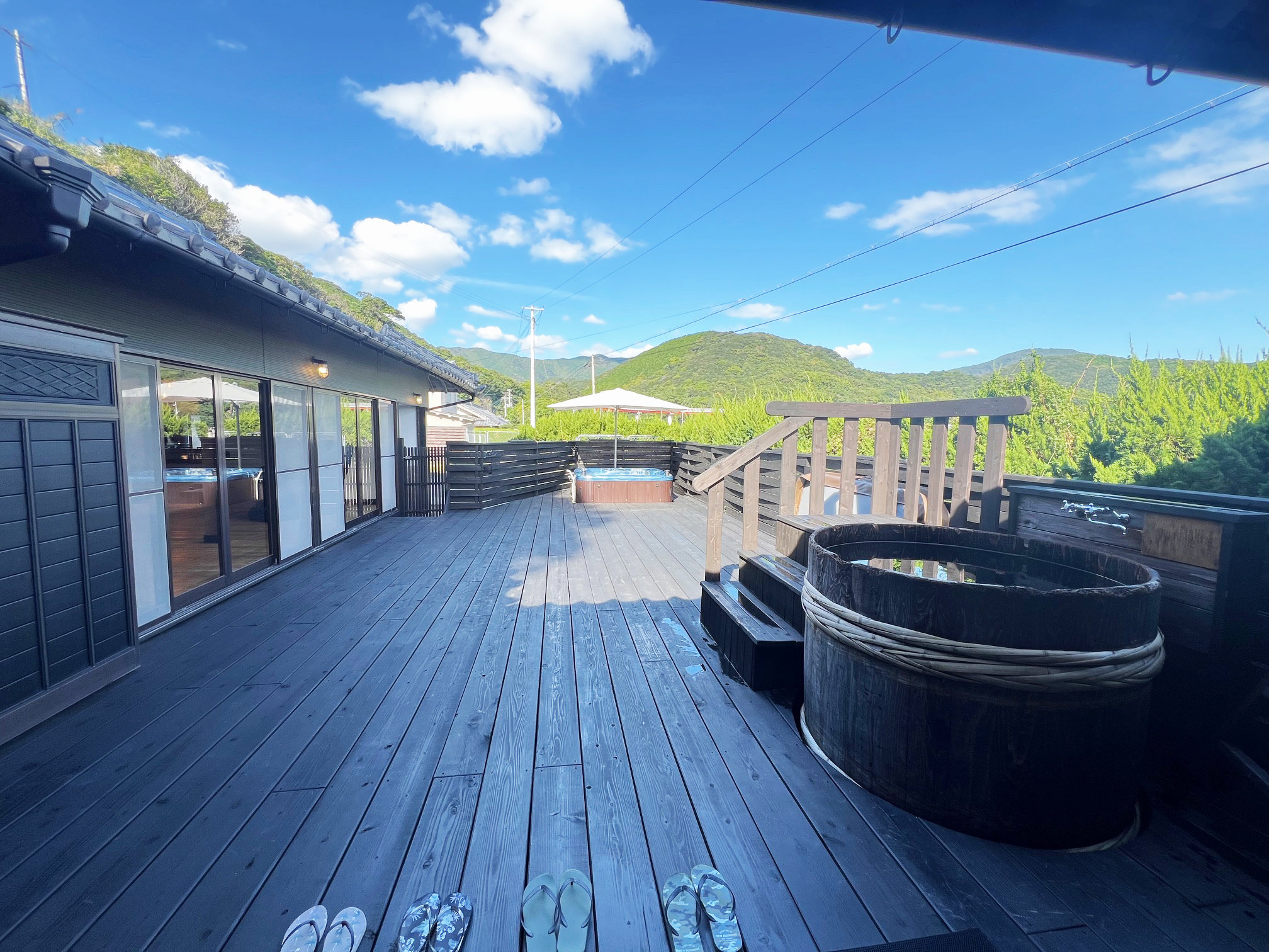 �������r���O���[�����璼�ʂ̑�^�v���C�x�[�g�E�b�h�f�b�L�́A�J�������Q�B