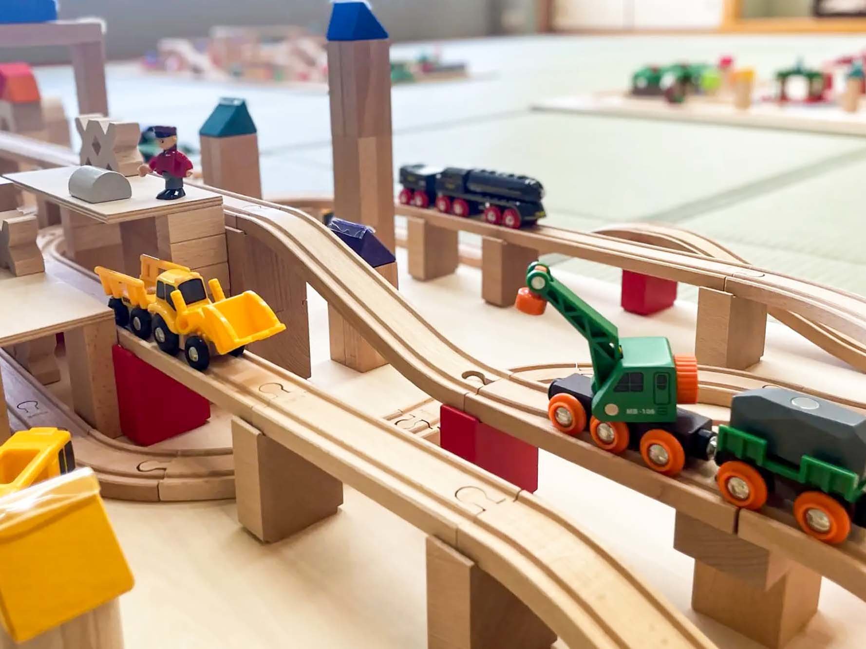 3�K�ɐV�݂��ꂽ�ؐ��̗�ԂŗV�ԃg���C�����[��