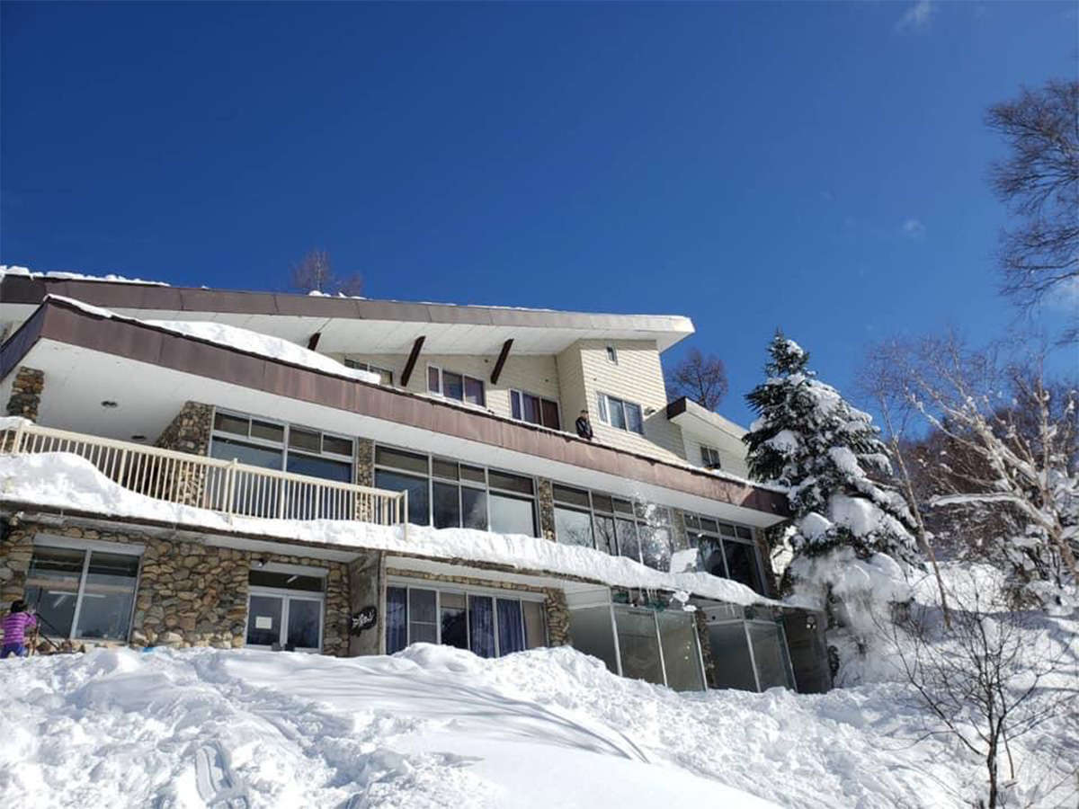 *�y�O��/�~�z����̐X�ɘȂޓ��فB�����͖��X�̌��z�I�Ȍ��i���΂̓��̂�����݂܂��i�C�ۏ����ɂ��j