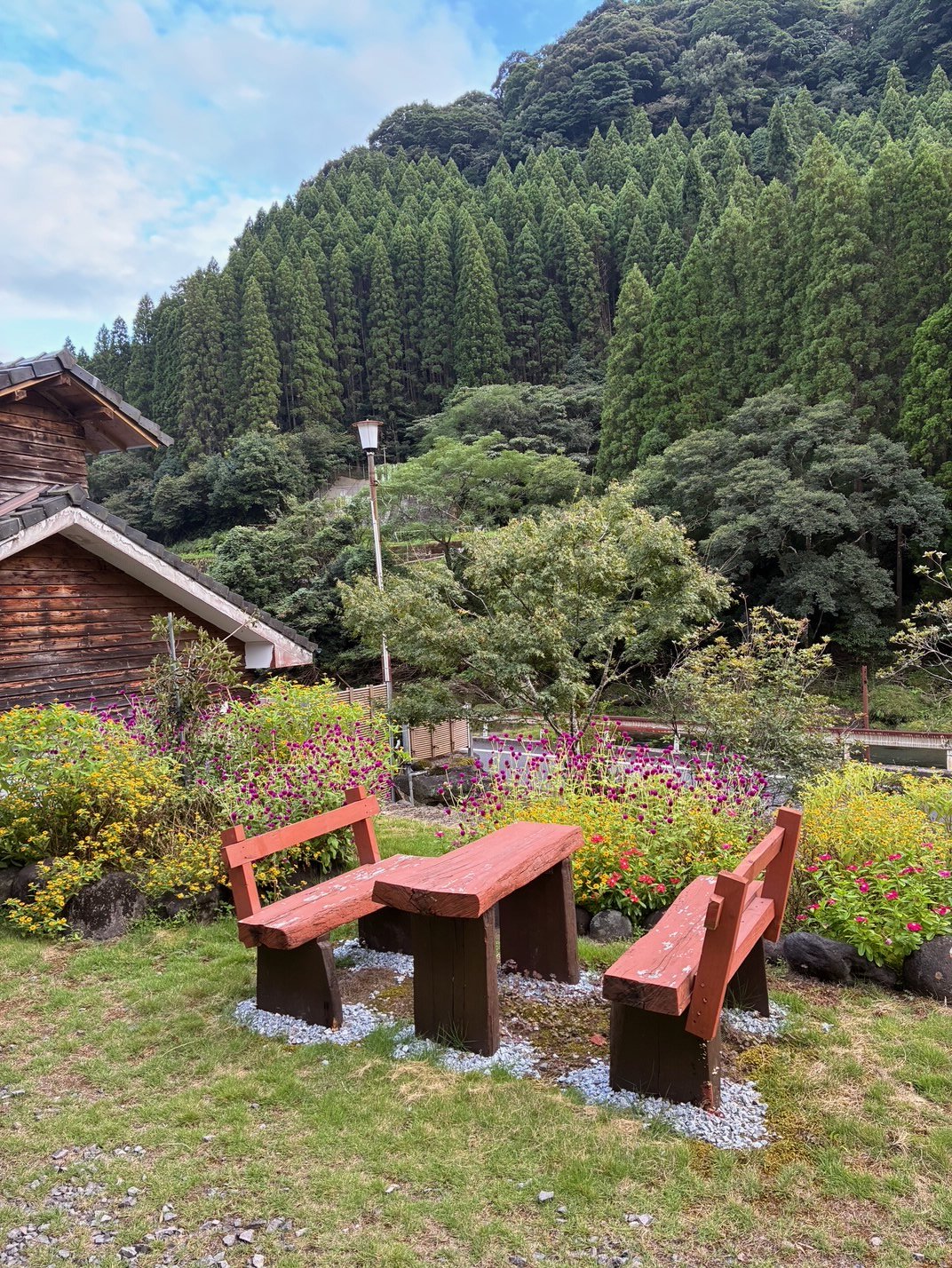 玄関前にあるベンチ♪♪温泉上がりの休憩やコーヒータイムに人気です★