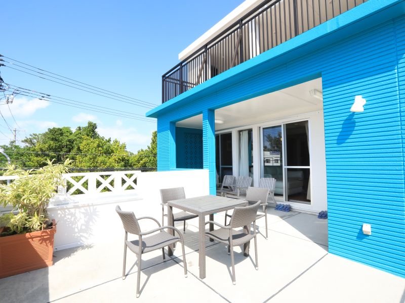 �X�C�[�g���[���̃o���R�j�[����A���g�A�̊C�������܂��B��ɂ͖��V�̐���������܂��B