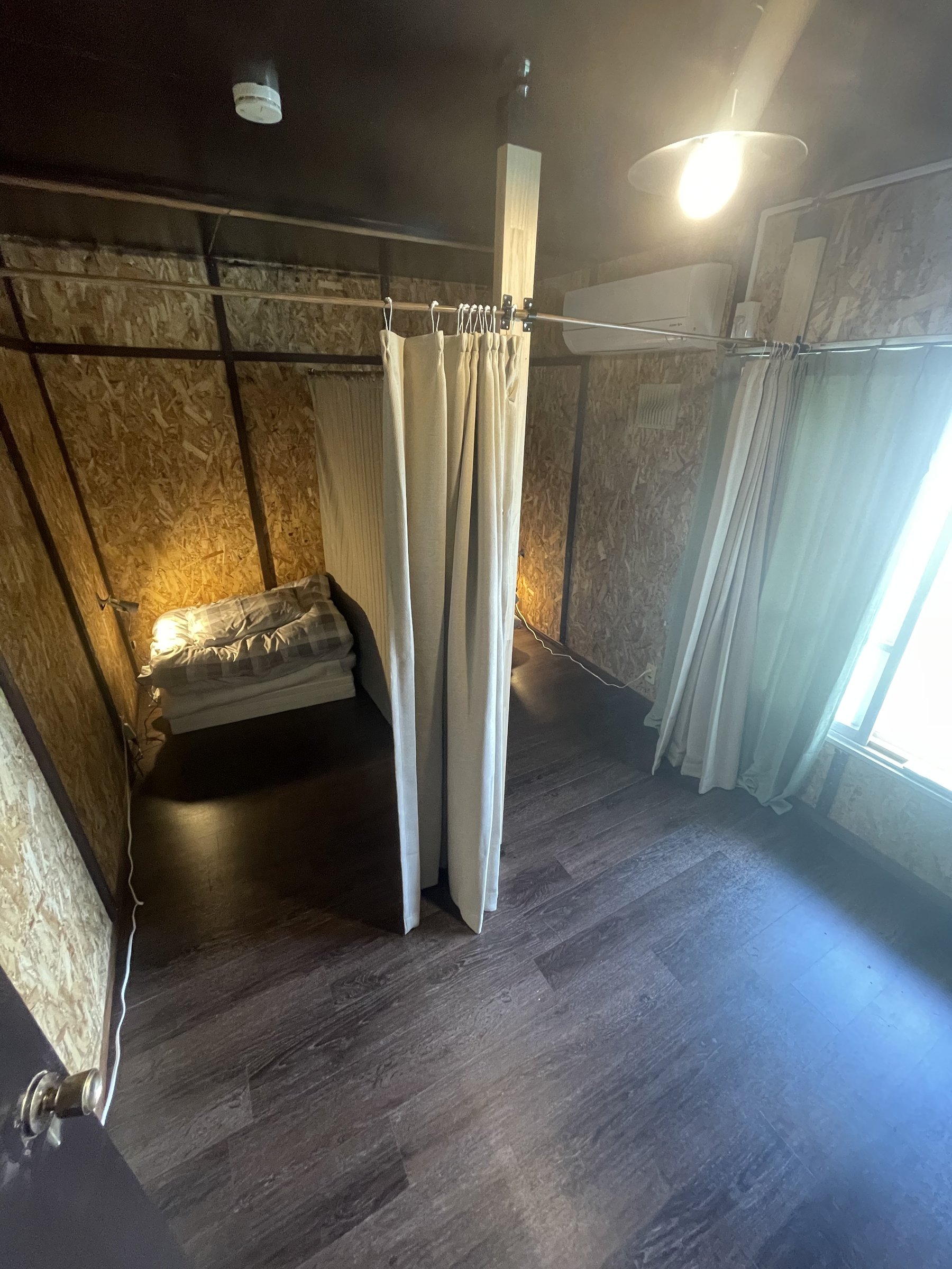 �h�~�g���[���[���B�J�[�e���Ŏd�؂��Ă���A���͕t���Ă���܂���B