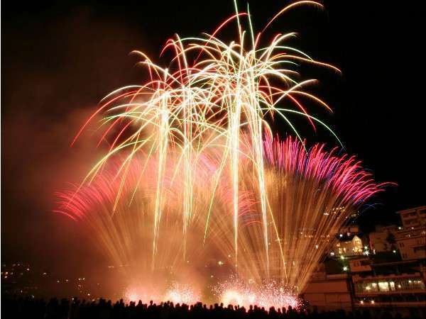 �y���C����܂�z�W���R���͉ԉ΃~���[�W�J�������y�̃��Y���ɍ��킹�Ė��ɉؗ�ɕ����オ��܂��B