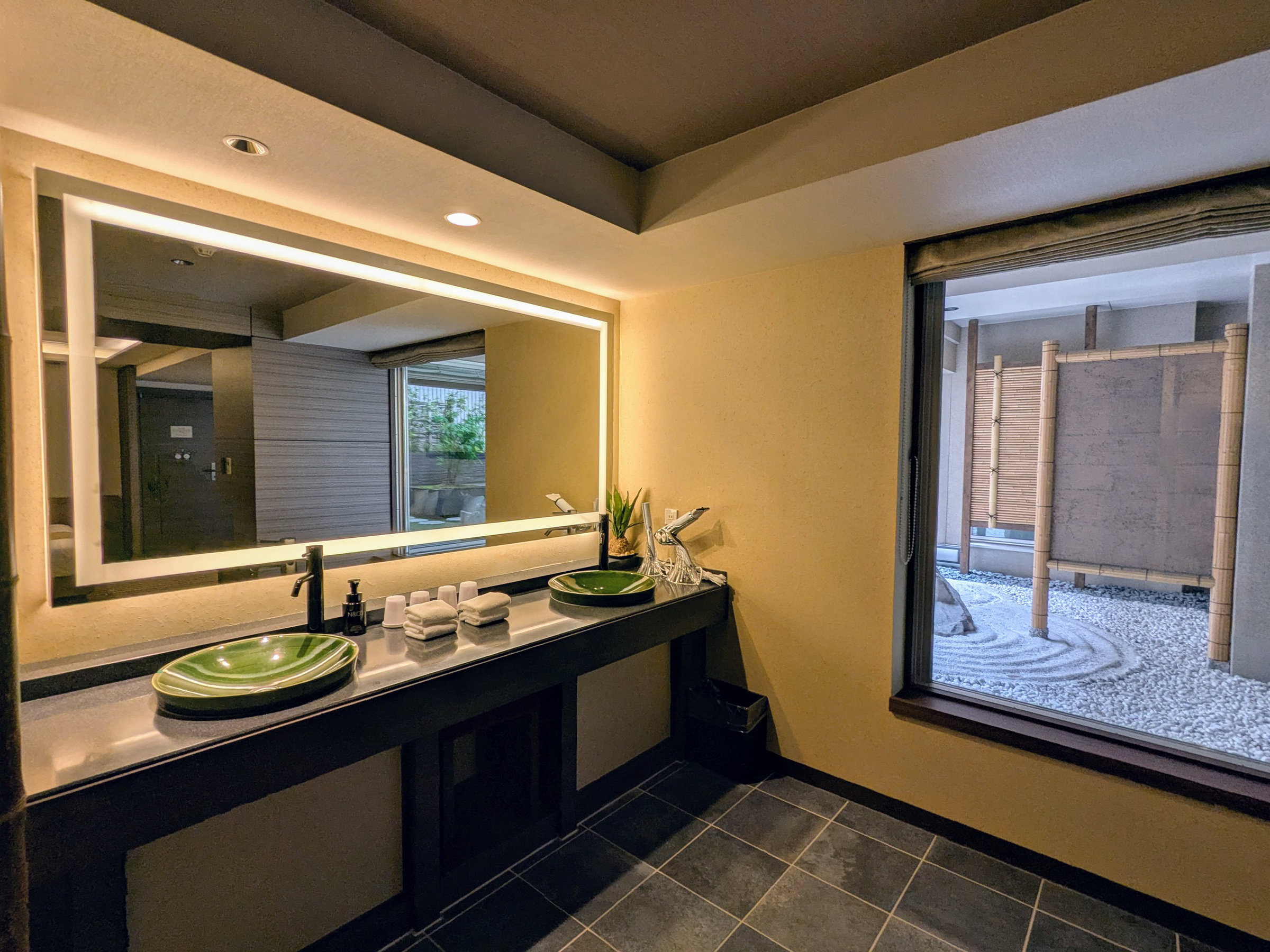 ���K�[�f���r���[�T���[��-ZEN-�ő�4���l���h���\